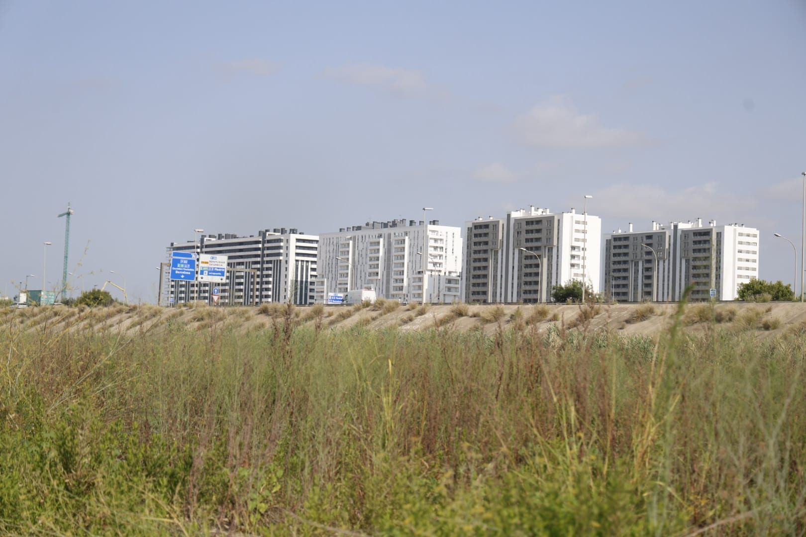 El Ayuntamiento de Valencia limpia el cauce del río ante el retraso de la CHJ