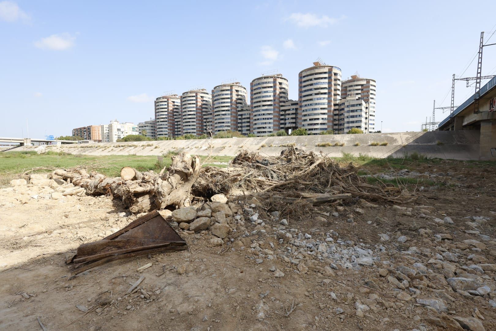 El Ayuntamiento de Valencia limpia el cauce del río ante el retraso de la CHJ