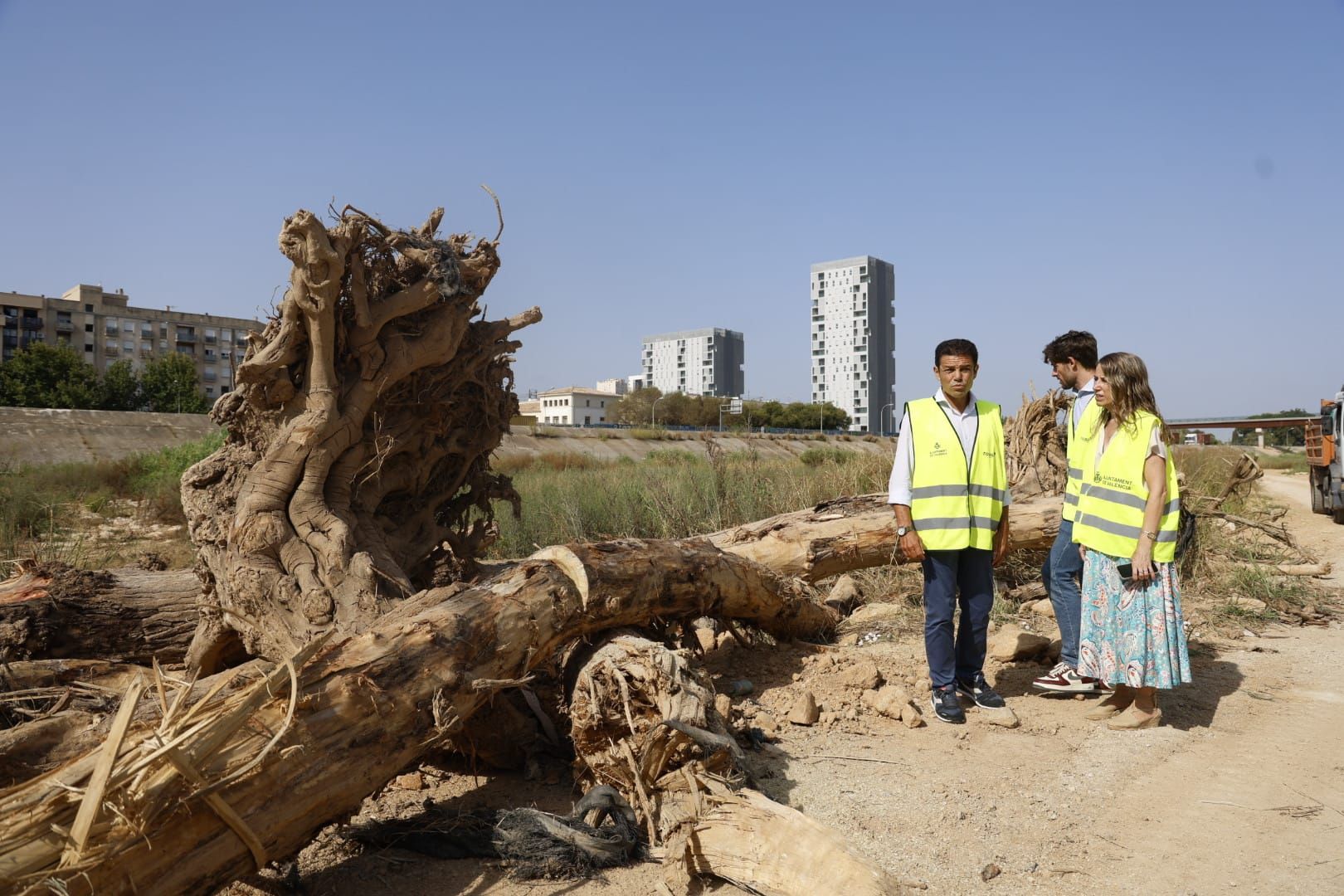 El Ayuntamiento de Valencia limpia el cauce del río ante el retraso de la CHJ