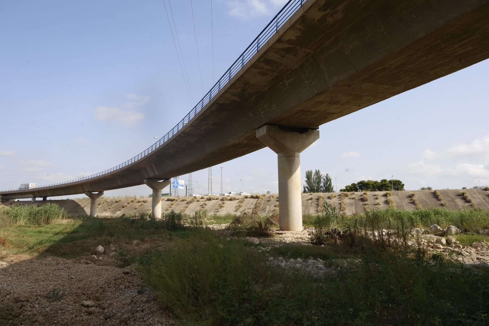 El Ayuntamiento de Valencia limpia el cauce del río ante el retraso de la CHJ