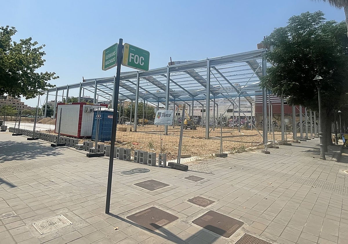 Estructura de la instalación de pádel que se está construyendo junto a la Ronda Nord.