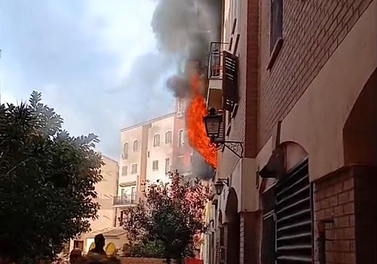 Llamas del incendio de una vivienda en Portsaplaya este miércoles.