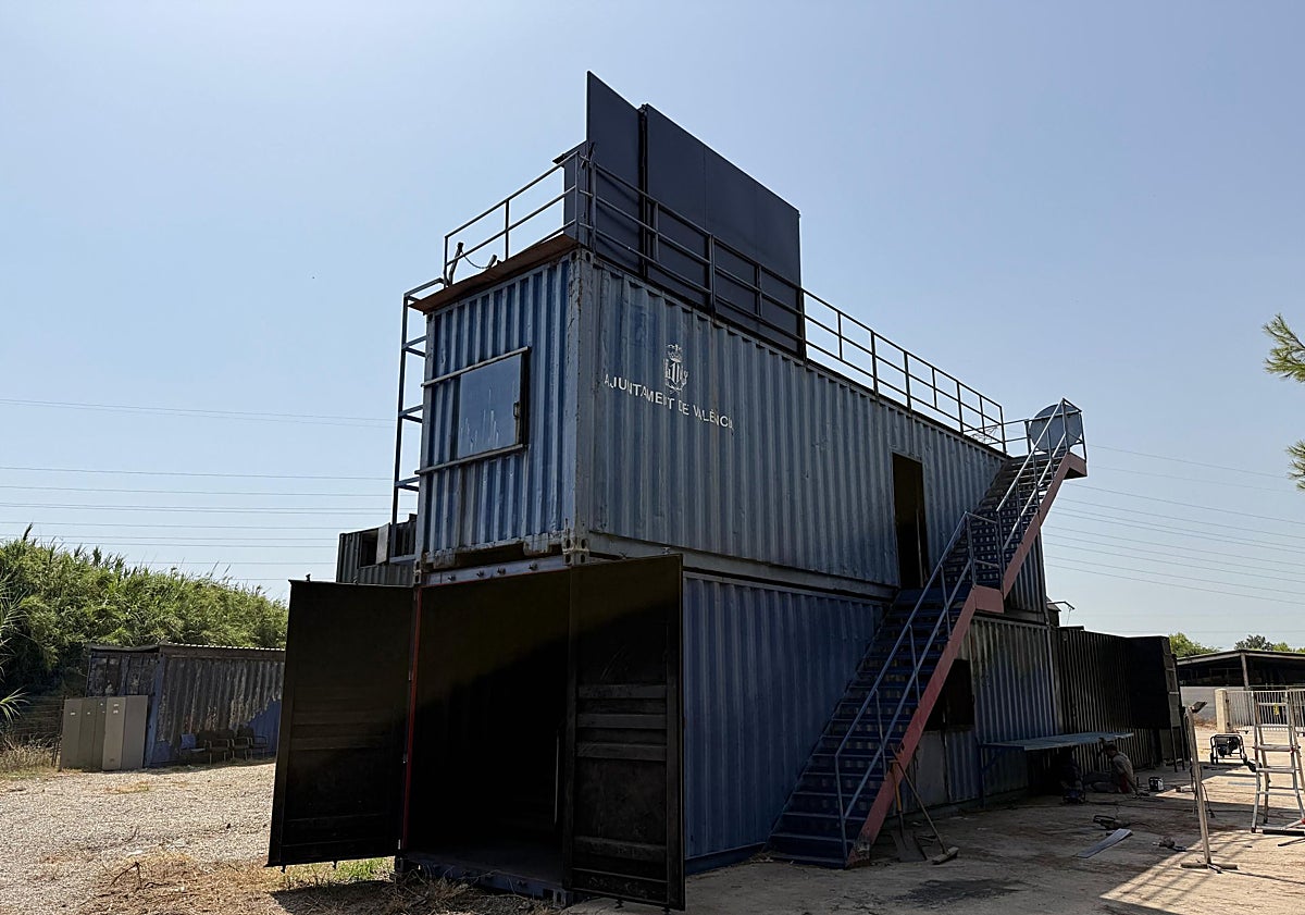 Imagen principal - Visita del concejal de Emergencias. Juan Carlos Caballero, a la instalación de Mercavalència.