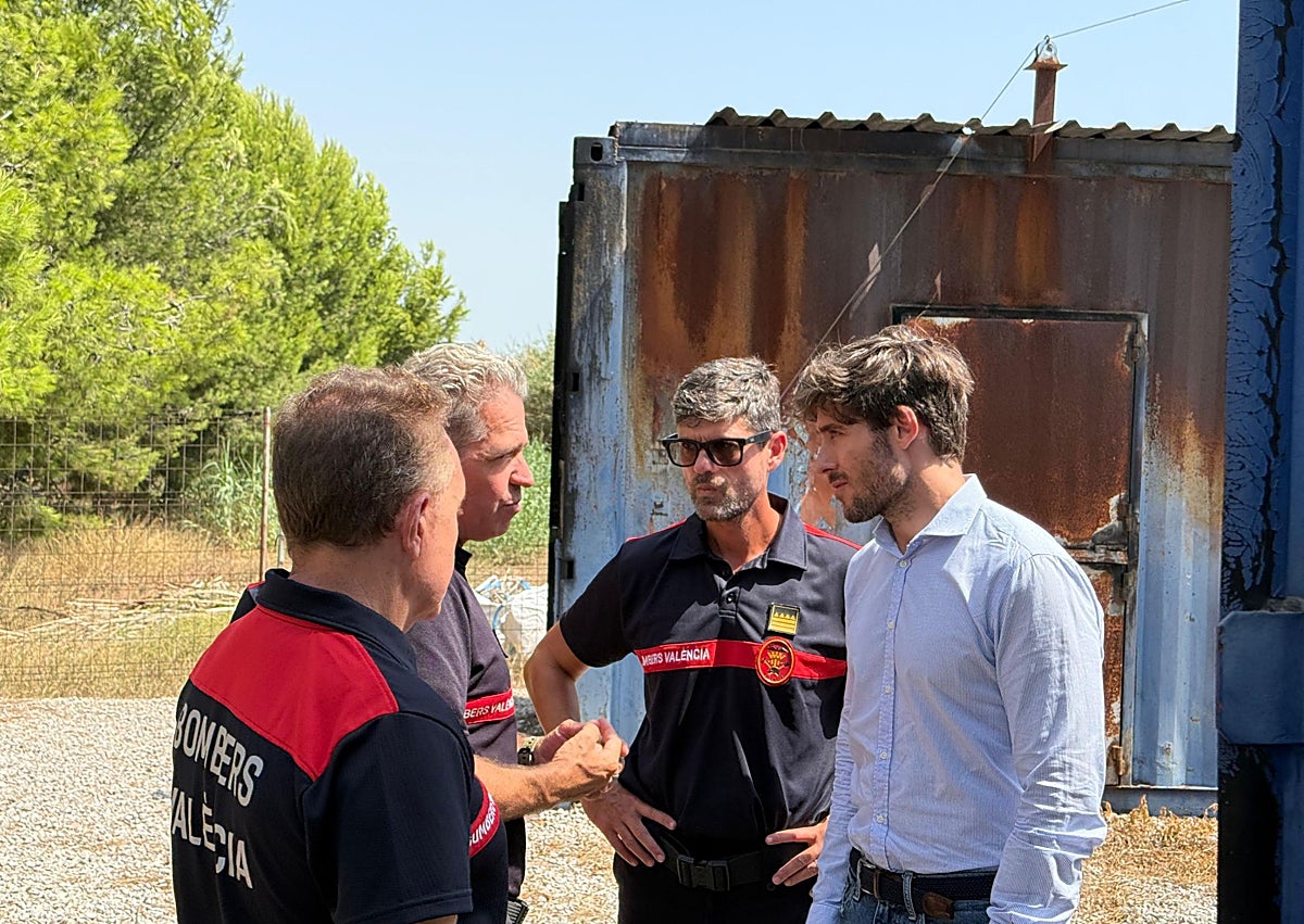 Imagen secundaria 1 - Visita del concejal de Emergencias. Juan Carlos Caballero, a la instalación de Mercavalència.