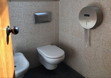 Una ortodoncista alerta de los peligros que supone tirar de la cadena del váter con la tapa abierta