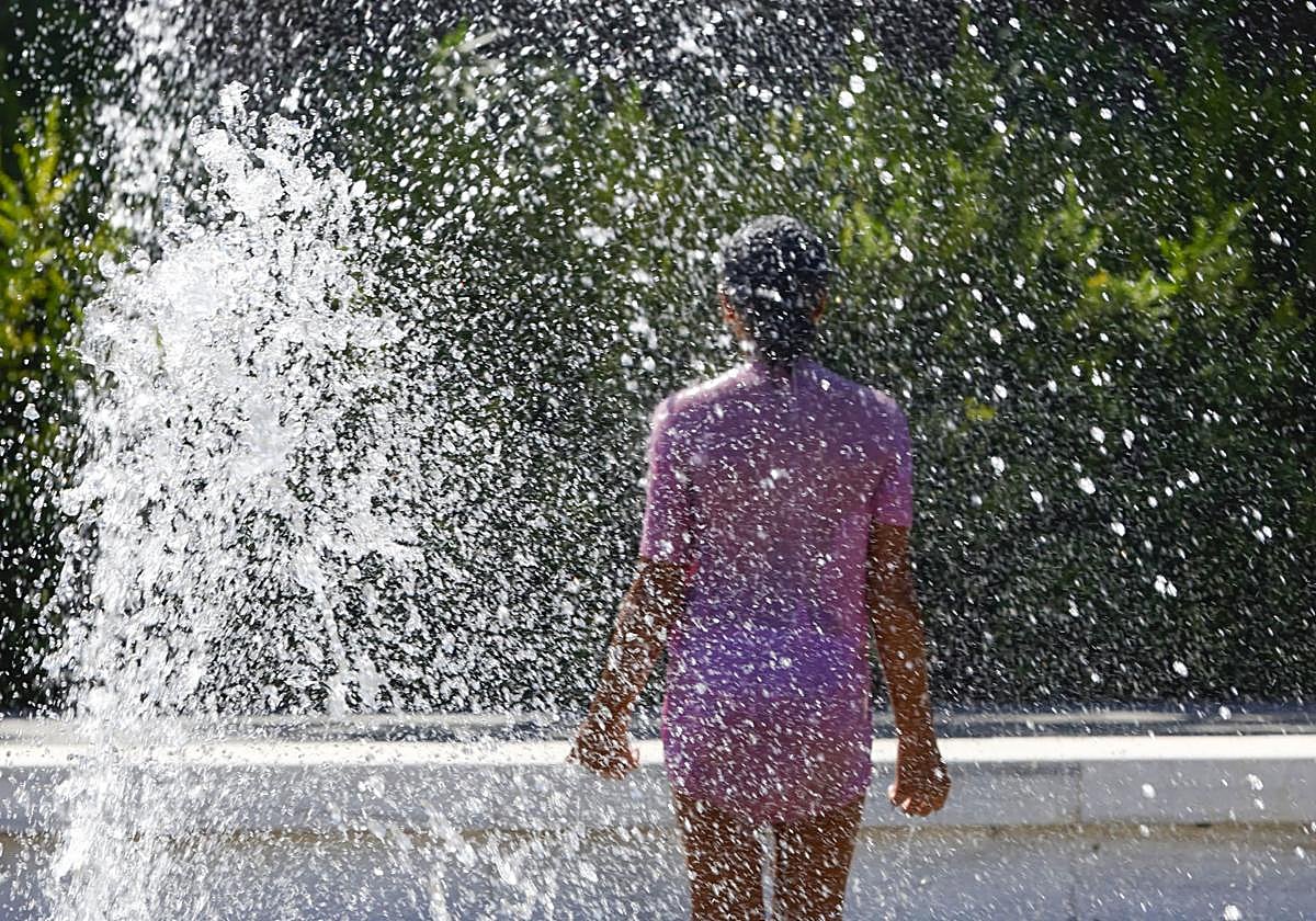 Una mujer trata de refrescarse frente al calor.