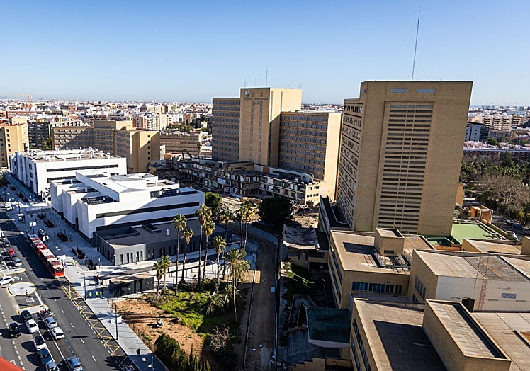 Misma panorámica que la anterior, pero con los pabellones aún en pie.