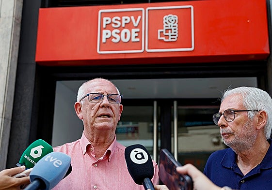El alcalde de Paiporta, Vicent Ciscar, y el alcalde de Picanya, Josep Almenar, tras la reunión con la comisionada