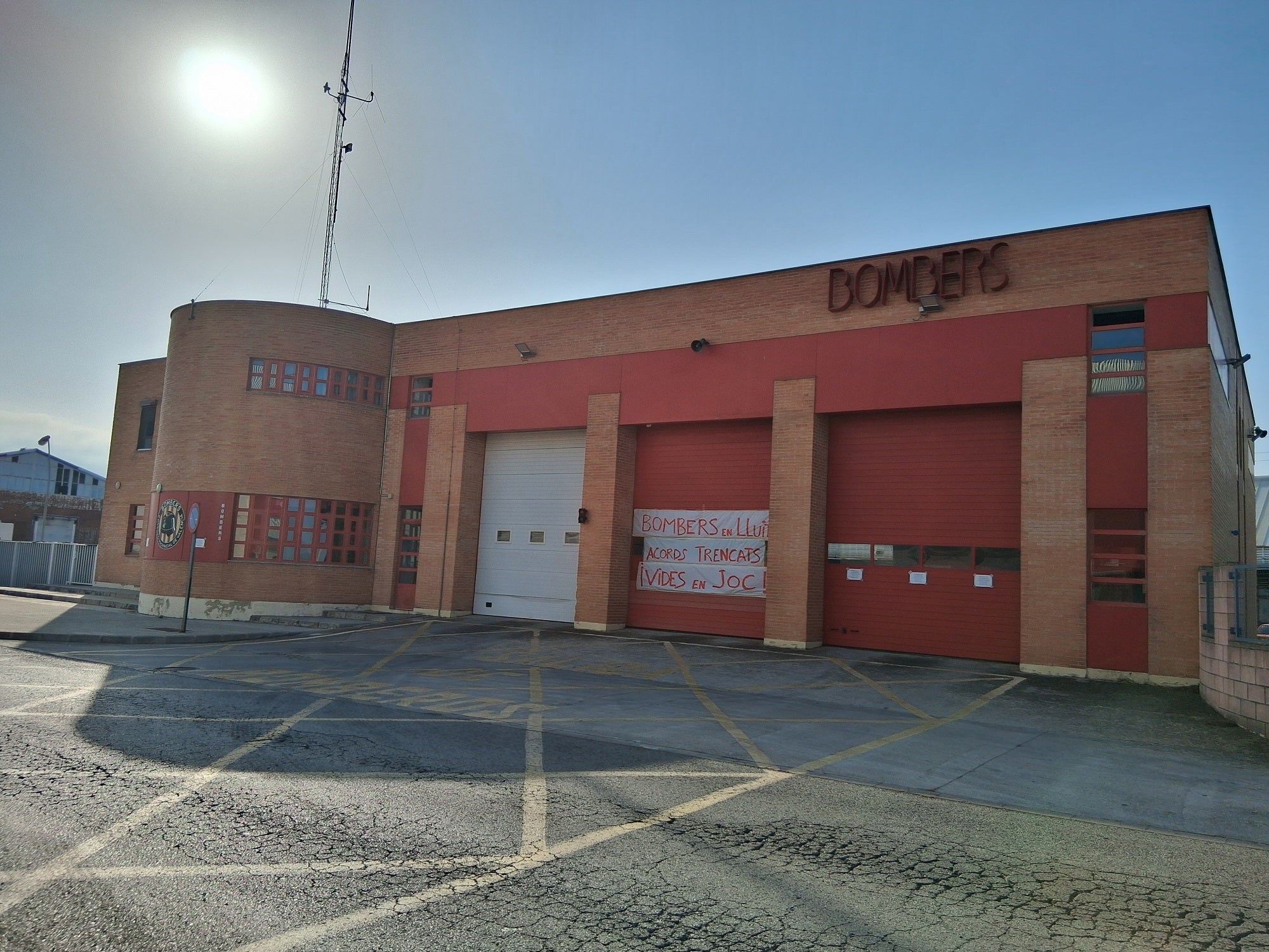 Pancarta reivindicativa en el Parque de Bomberos de Xàtiva.