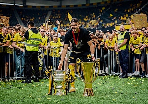 Filip Ugrinic posa con los trofeos conquistados con el Young Boys.