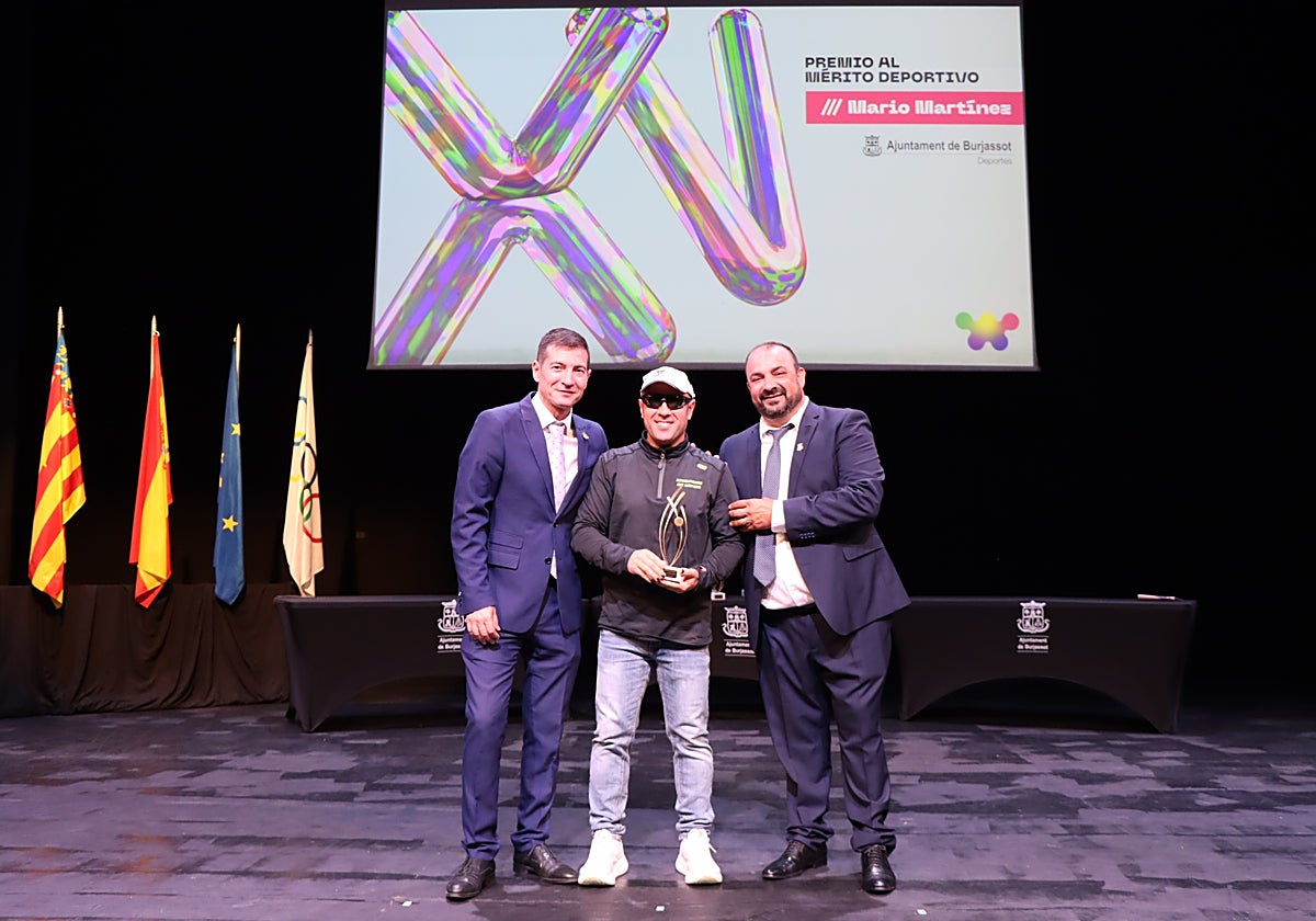 Mario Raúl Martínez recogiendo su Record Guiness.