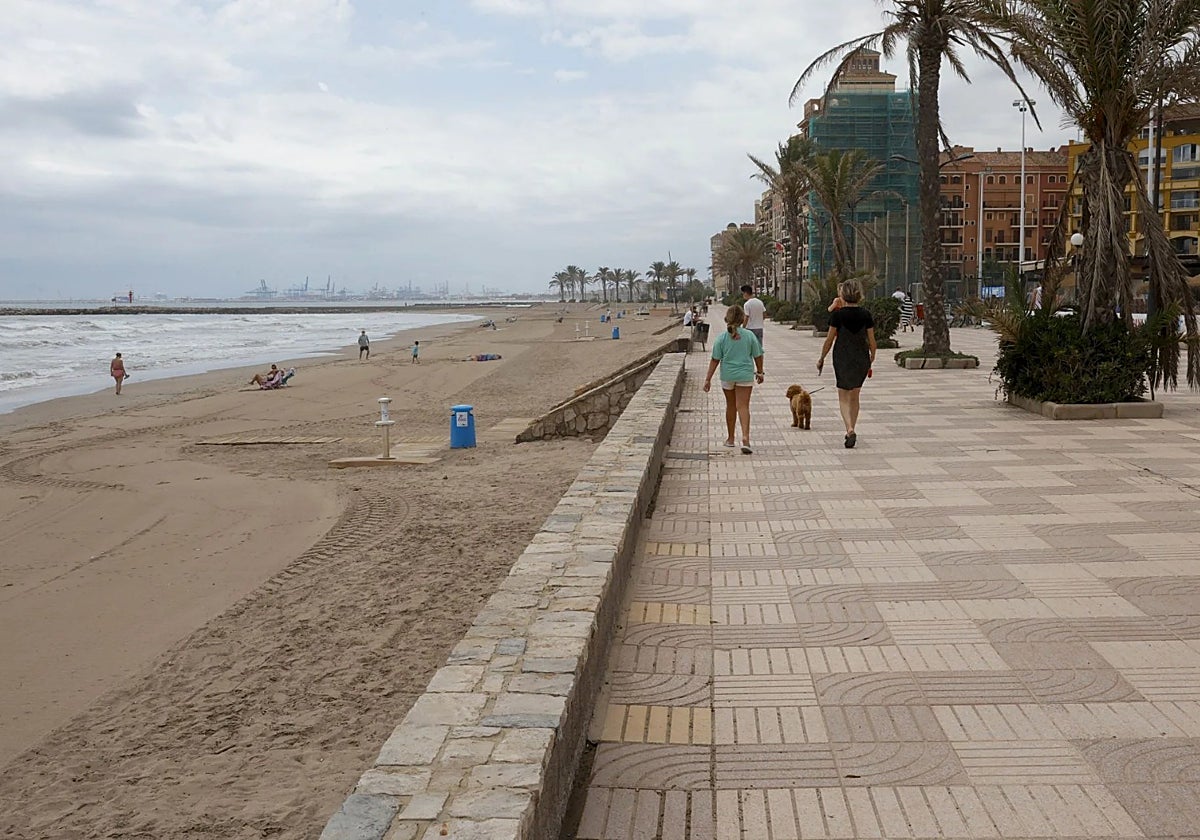 Playa y paseo marítimo de Port Saplaya.