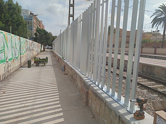 Instalación de valla en una de las estaciones.