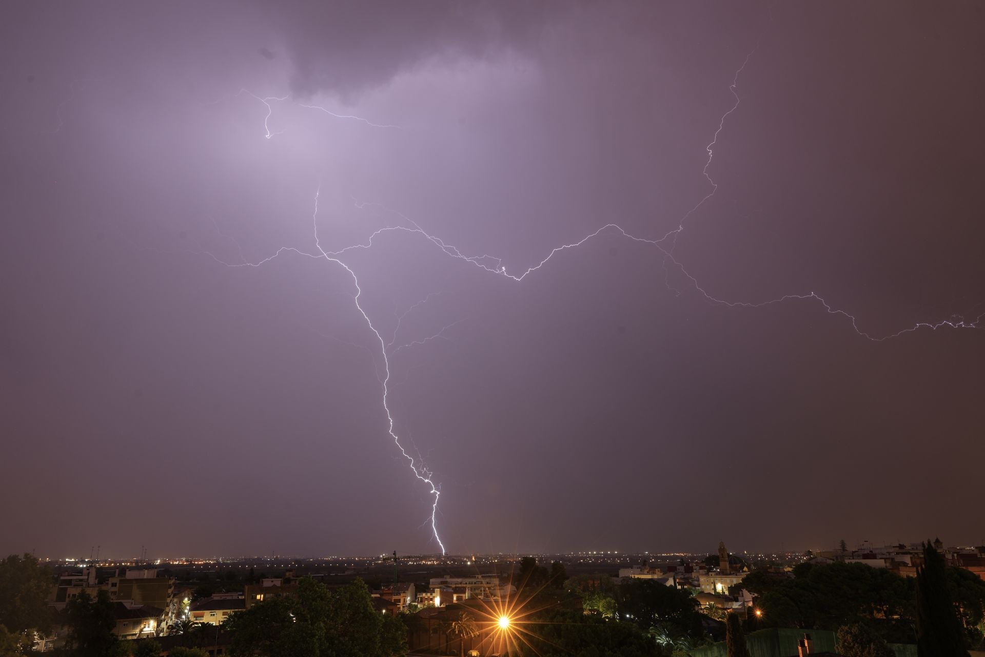 Aemet anuncia probables chubascos acompañados de tormenta el fin de semana en la Comunitat y señala las zonas donde caerán