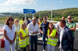 Visita de las diputadas a la rotonda construda, junto con el alcalde del municipio.