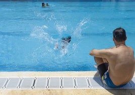 Varios niños se bañan en la piscina municipal de Castellar-l'Oliveral, que pudo reabrir a tiempo tras la dana.