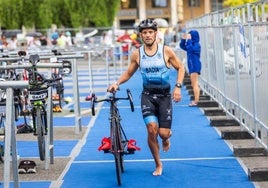 Un competidor de la Copa del Mundo del Triatlón en Valencia.
