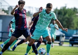 Elgezabal y Pablo Martínez, en un partido entre jugadores del Levante.