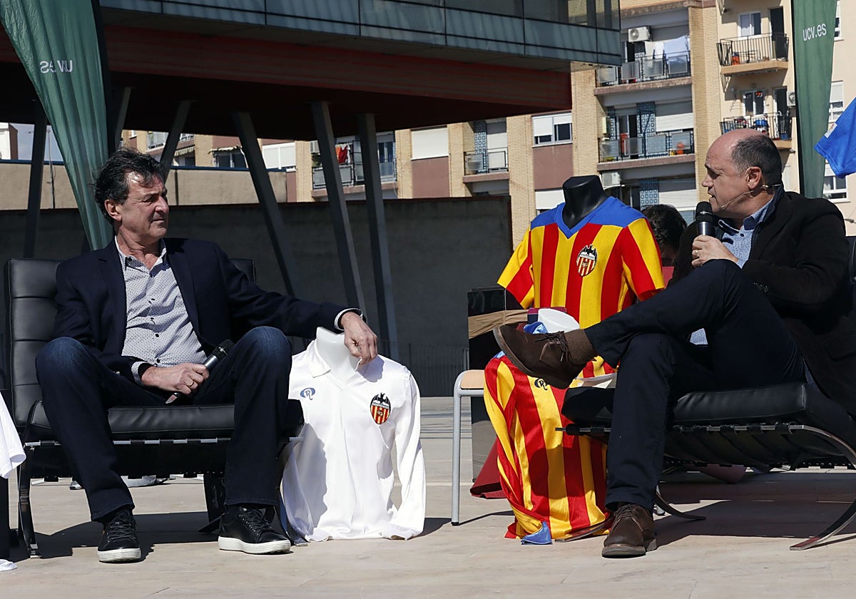 Kempes y Fernando, durante un acto en la Universidad Católica.