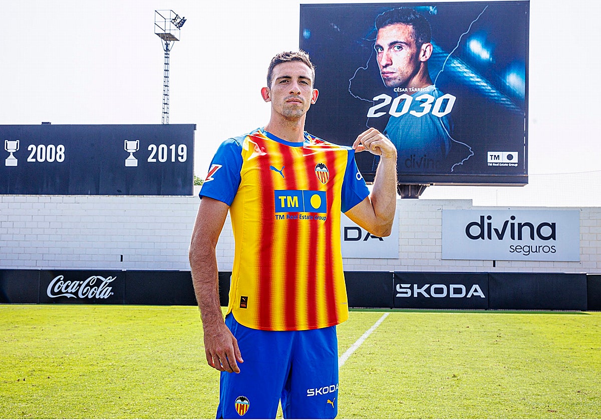 César Tárrega, en el anuncio de su renovación.