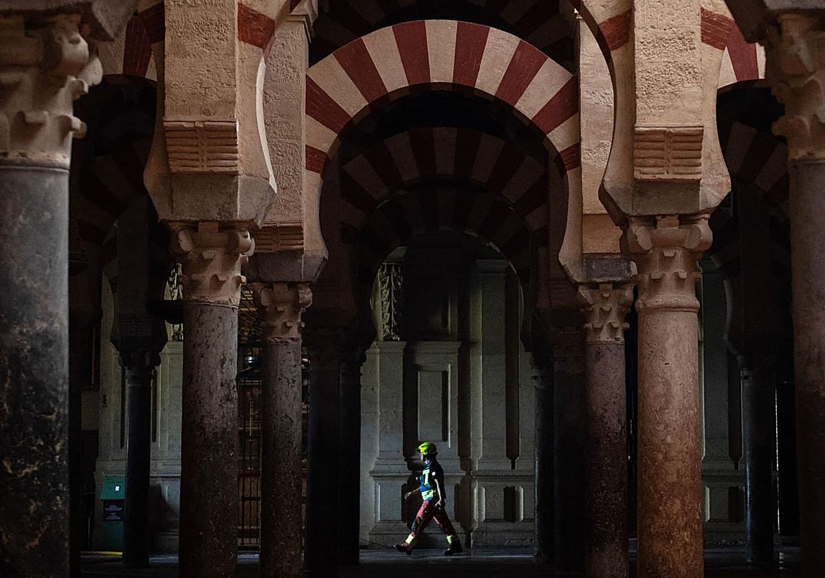 Así ha quedado por dentro la mezquita de Córdoba tras el incendio