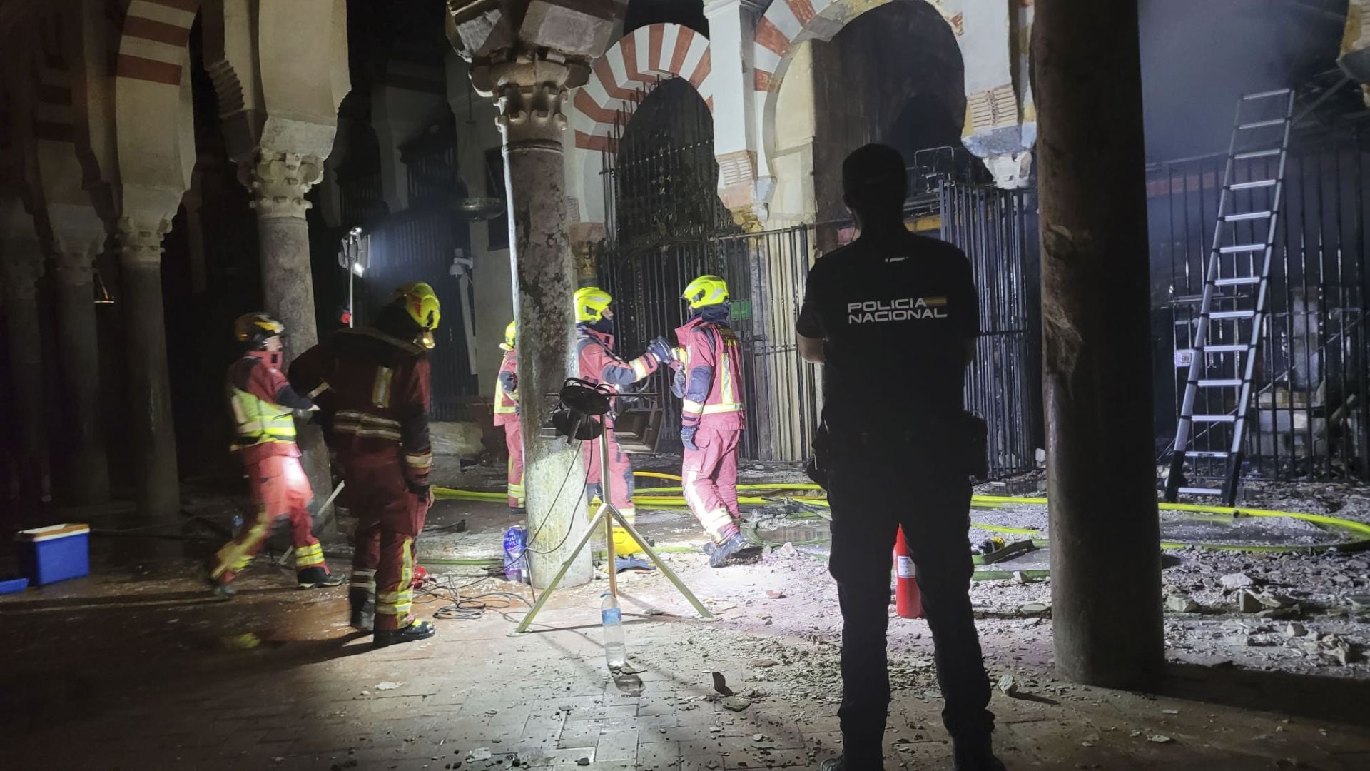 Así ha quedado por dentro la mezquita de Córdoba tras el incendio
