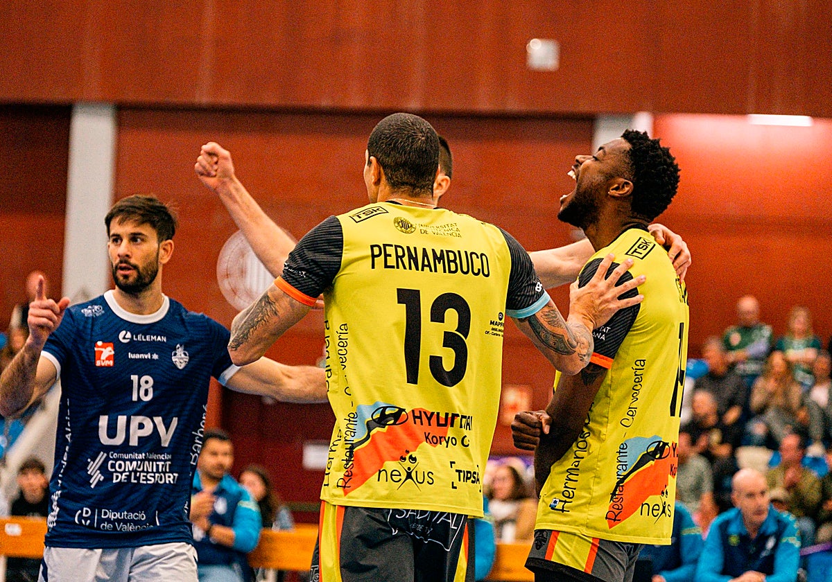 Pernambuco, Luis Serrano y Gámiz celebran un punto.