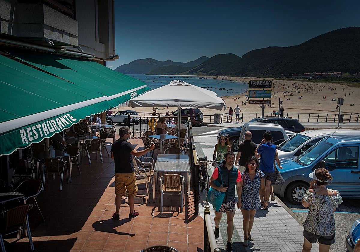 Un restaurante en primera línea de playa en Noja.