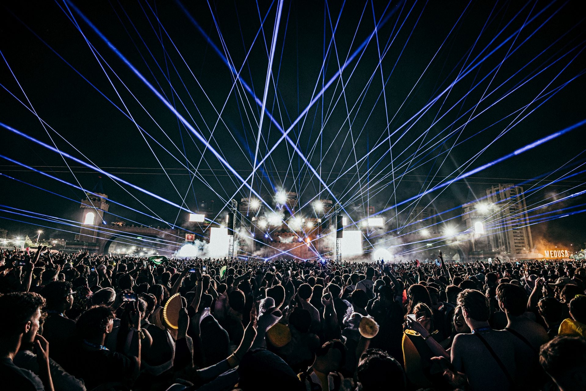 Fotos: Un show de fuegos artificiales y 250 drones ilumina el cielo del Medusa