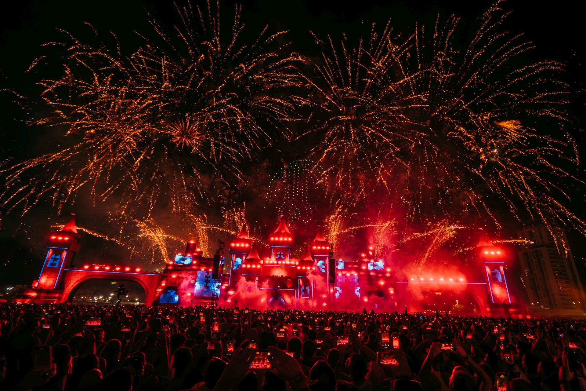 Fotos: Un show de fuegos artificiales y 250 drones ilumina el cielo del Medusa