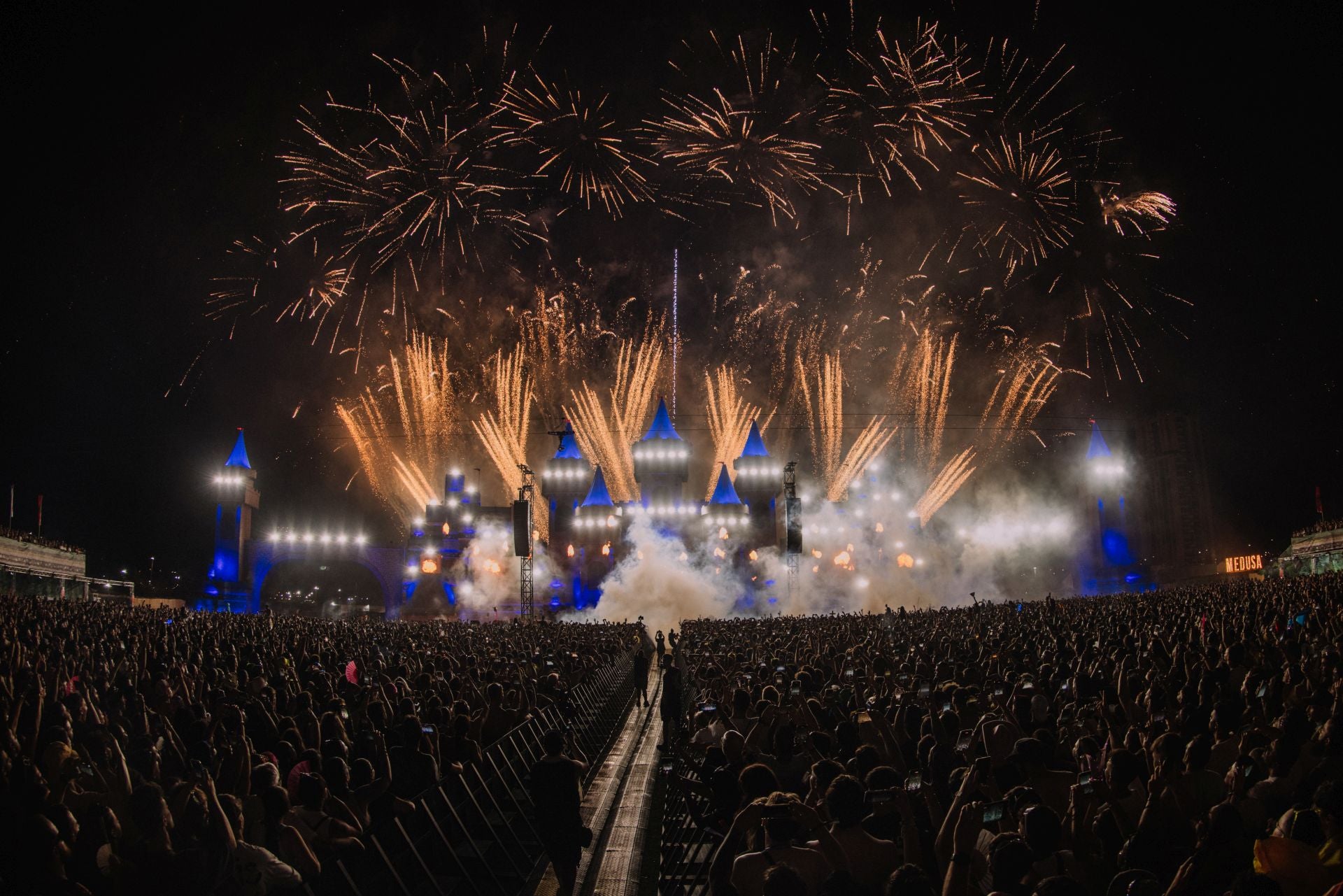 Fotos: Un show de fuegos artificiales y 250 drones ilumina el cielo del Medusa