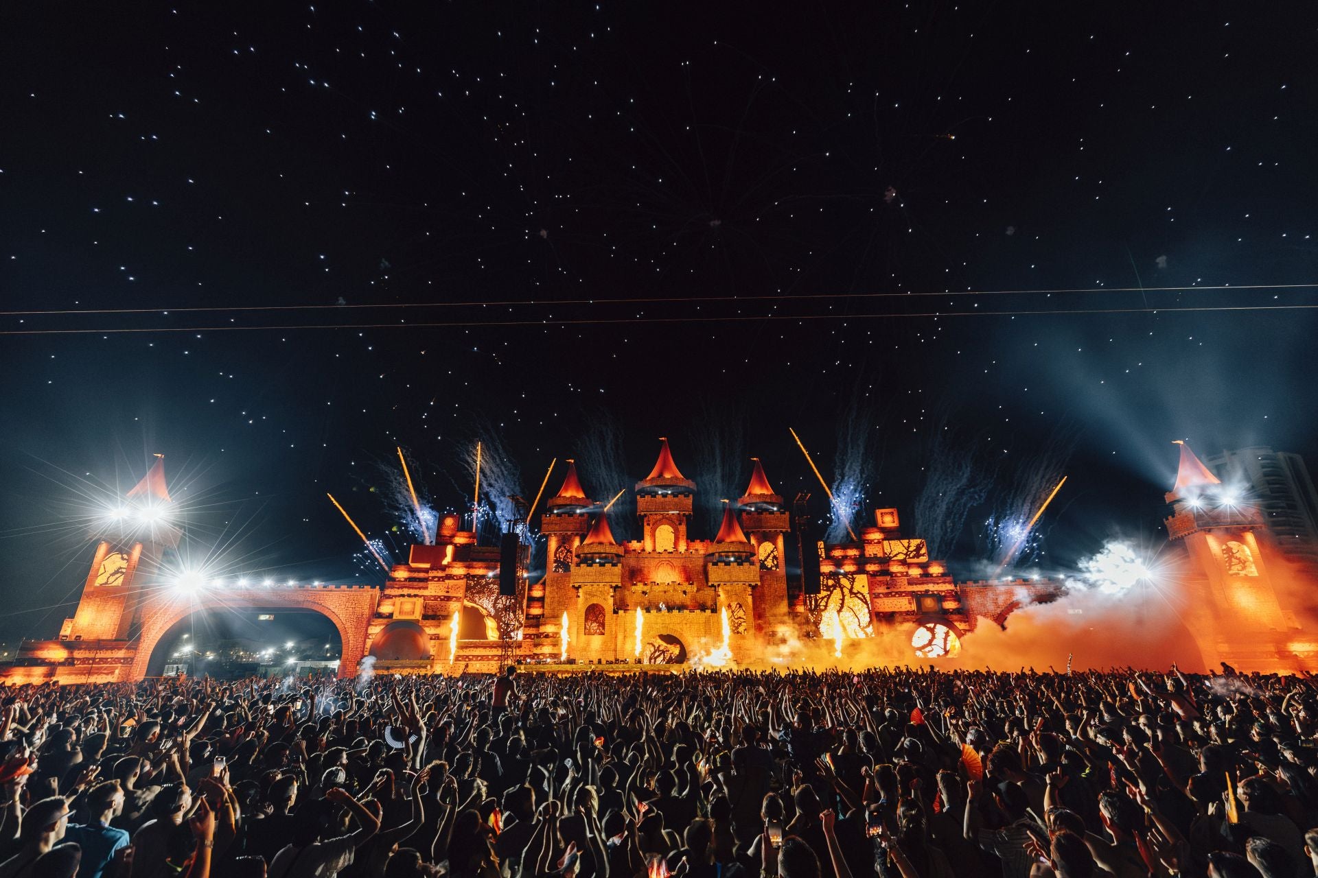 Fotos: Un show de fuegos artificiales y 250 drones ilumina el cielo del Medusa