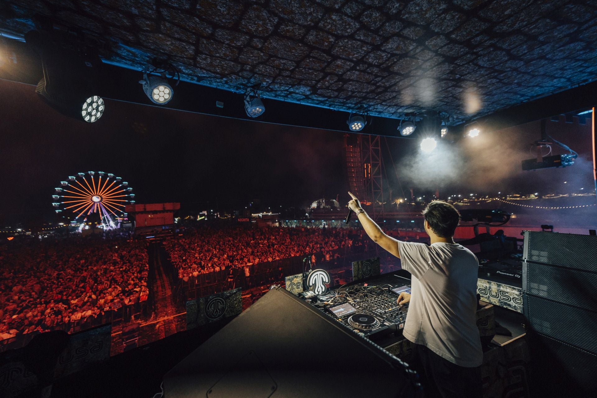 Fotos: Un show de fuegos artificiales y 250 drones ilumina el cielo del Medusa