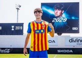 Javi Guerra, en el anuncio de su renovación.