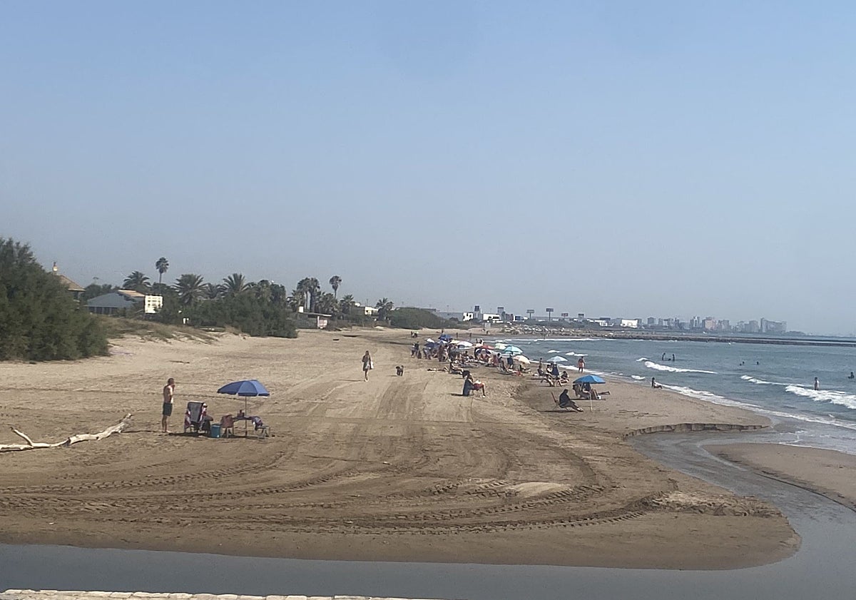 Imagen principal - Playa de Meliana, junto a la acequia de San Vicente; Port Saplaya norte sin casi bañistas y playa canina.