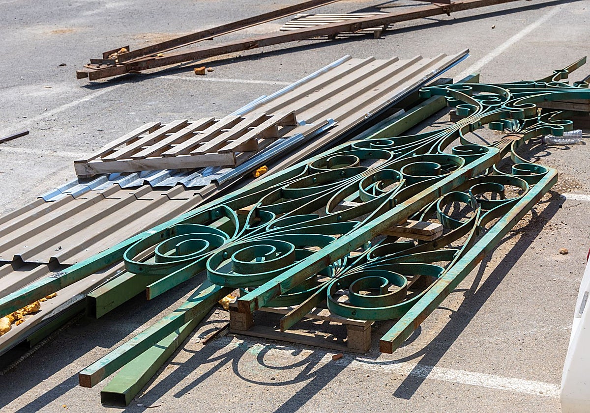 Imagen principal - 1:La verja, en el suelo entre las estaciones del Norte y Joaquín Sorolla. 2: La valla original. 3: Los restos del rótulo