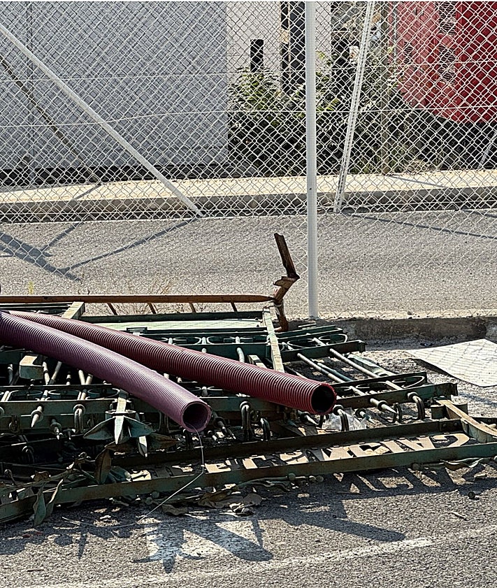 Imagen secundaria 2 - 1:La verja, en el suelo entre las estaciones del Norte y Joaquín Sorolla. 2: La valla original. 3: Los restos del rótulo