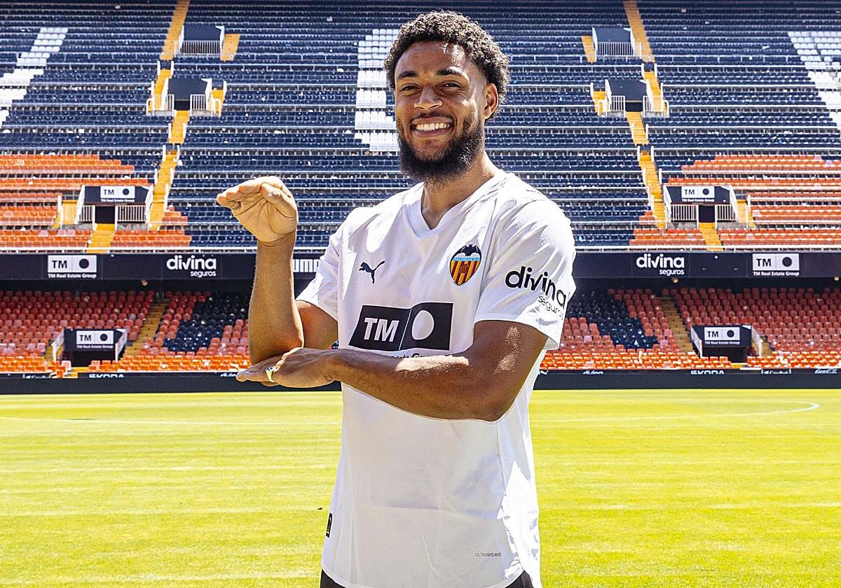 Arnaut Danjuma, posando en Mestalla con su icónica celebración de 'la cobra'.