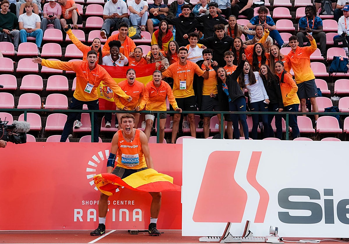 Rafa Mahiques celebra la victoria con la expedición española.
