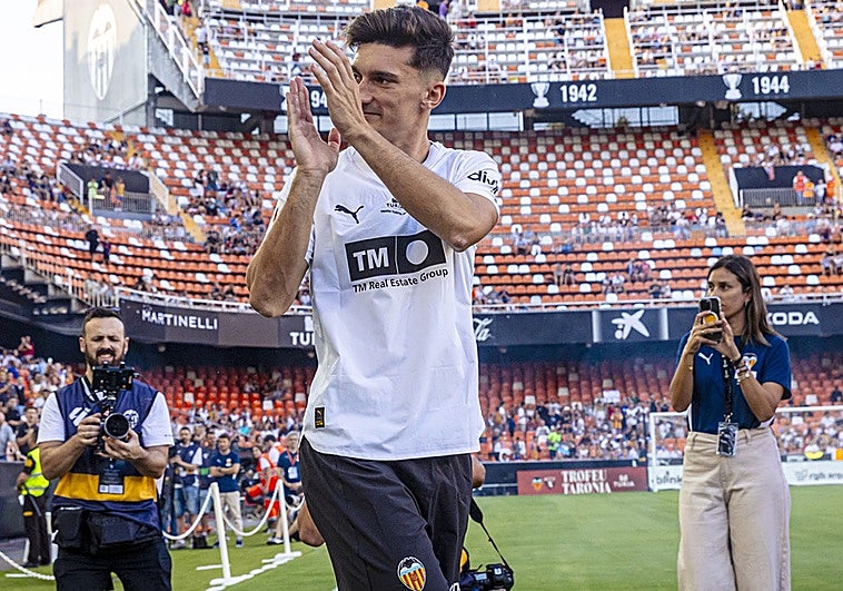 Pepelu, saltando al césped de Mestalla en la presentación.