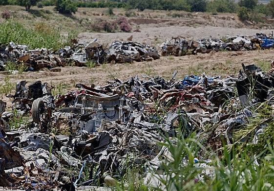 Vertedero de coches y basuras arrastrados por la dana en el barranco del Poyo junto al polígono de Riba-roja.