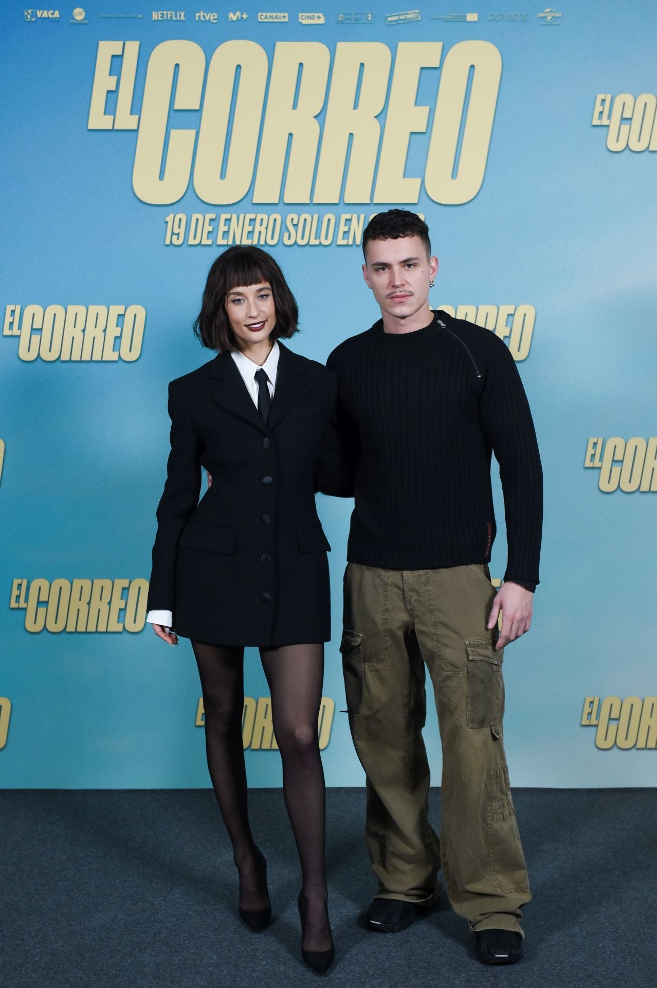 María Pedraza posa en el preestreno de una de sus películas, 'El Correo', con Arón Piper.