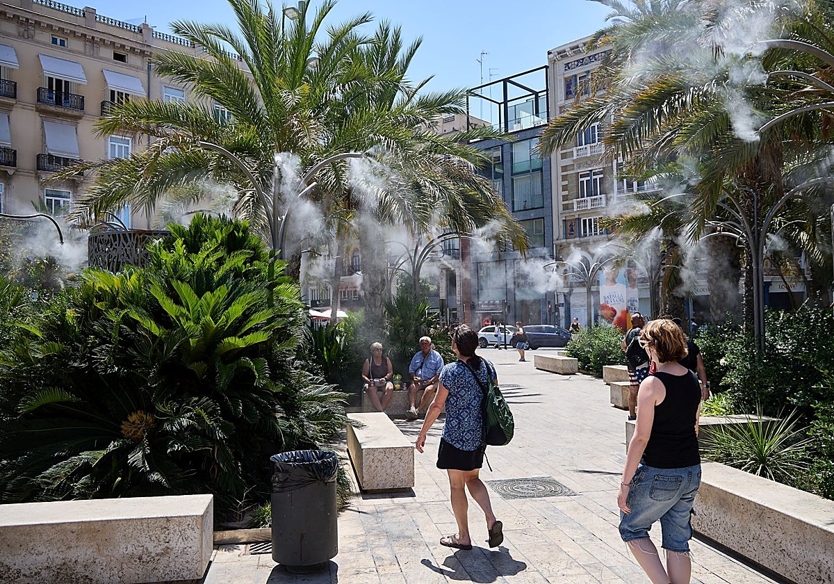 Aspersores de la plaza de la Reina durante una ola de calor en Valencia.