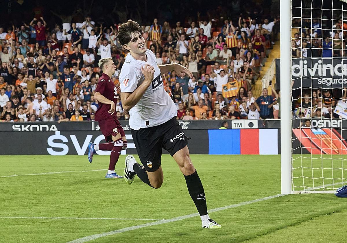Javi Guerra, tras marcar su segundo gol al Torino en el Trofeu Taronja.