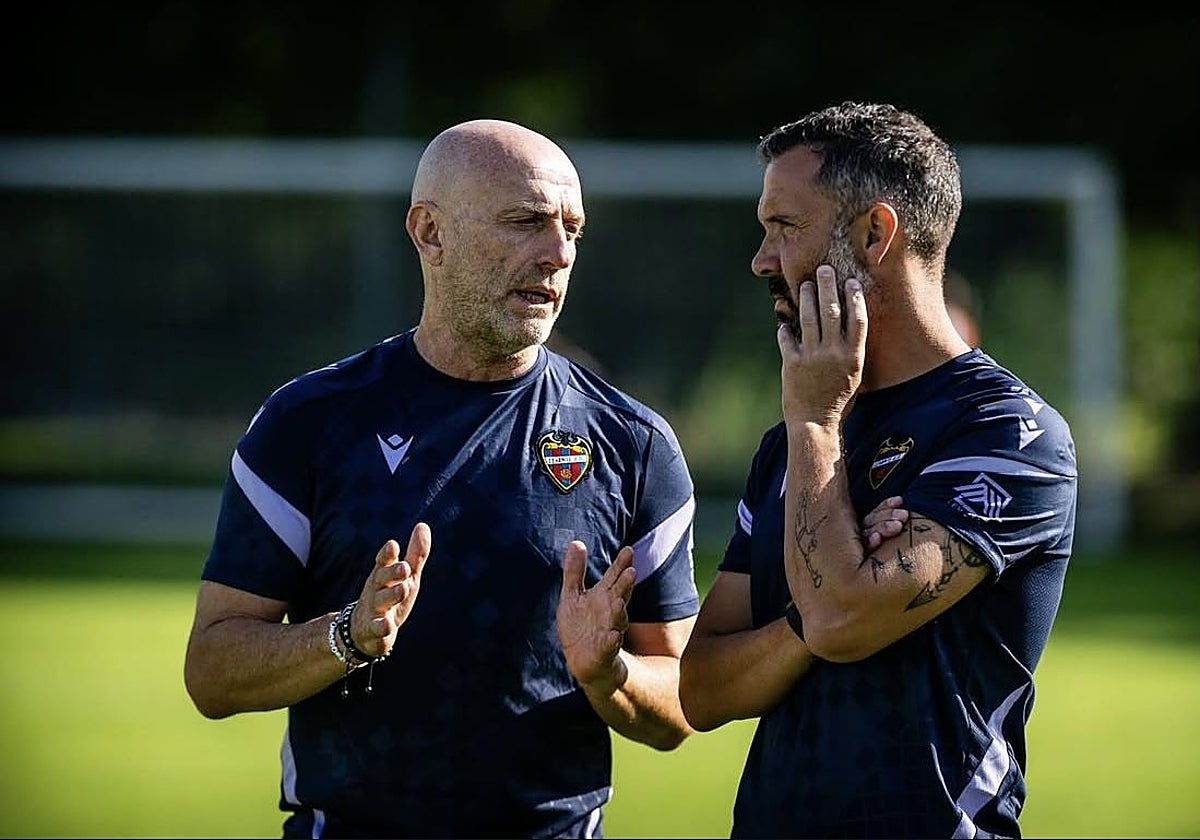 Julián Calero debate con un miembro de su cuerpo técnico.