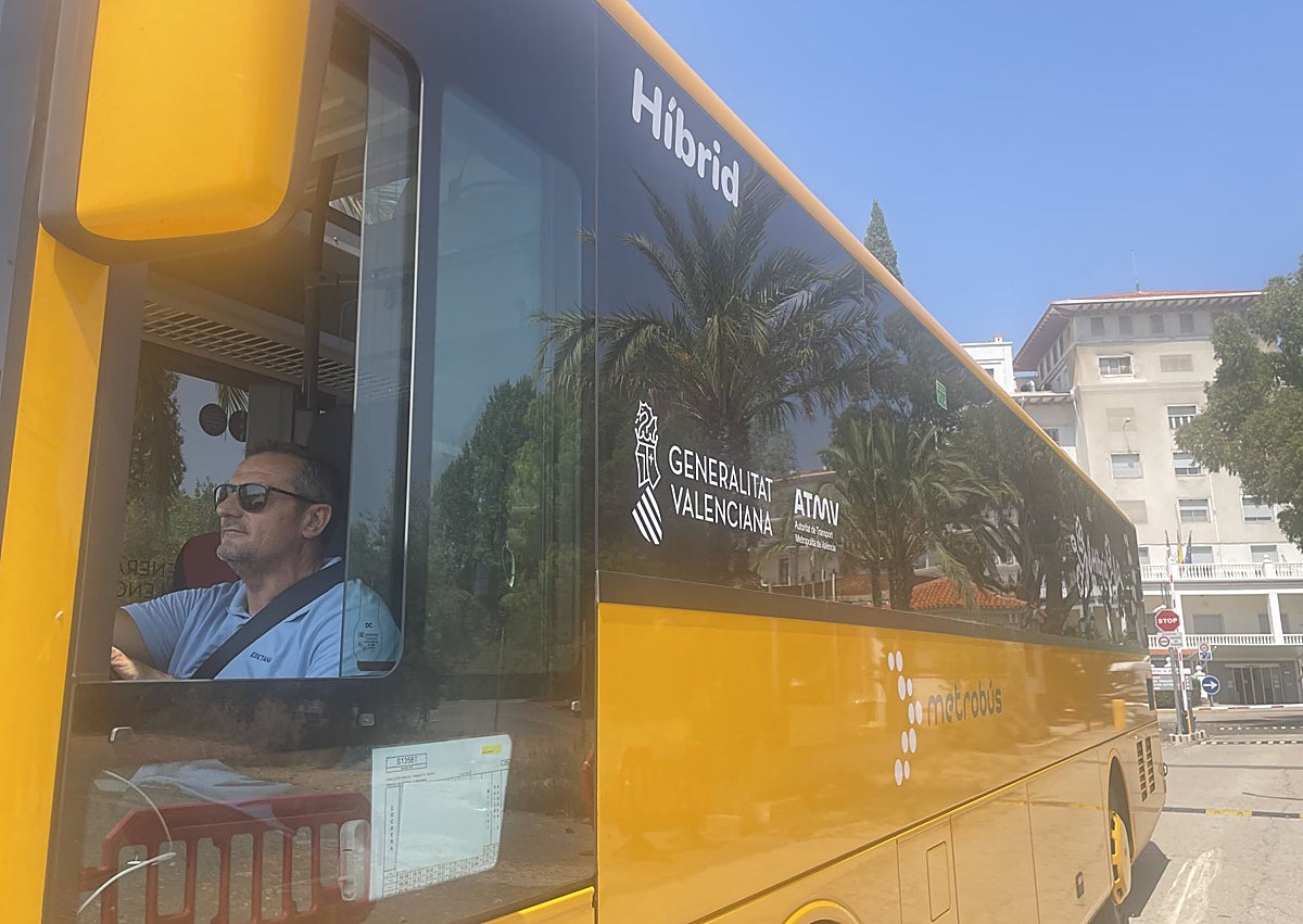 Imagen secundaria 1 - Itziar y Alicia, Sergio, chófer del autobús, y una de las habitaciones aún en uso.