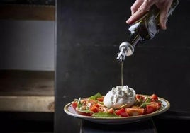 Uno de los platos que se sirven en este bar de tapas que la Guía Michelin ha seleccionado.