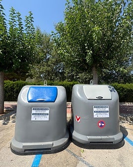 Contendores de refuerzo que ha insalado el Ayuntamiento ante el incremento de residuos.