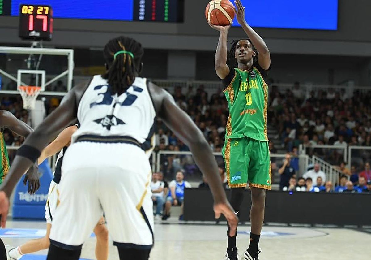 Brancou Bakio lanzando a canasta con Senegal.