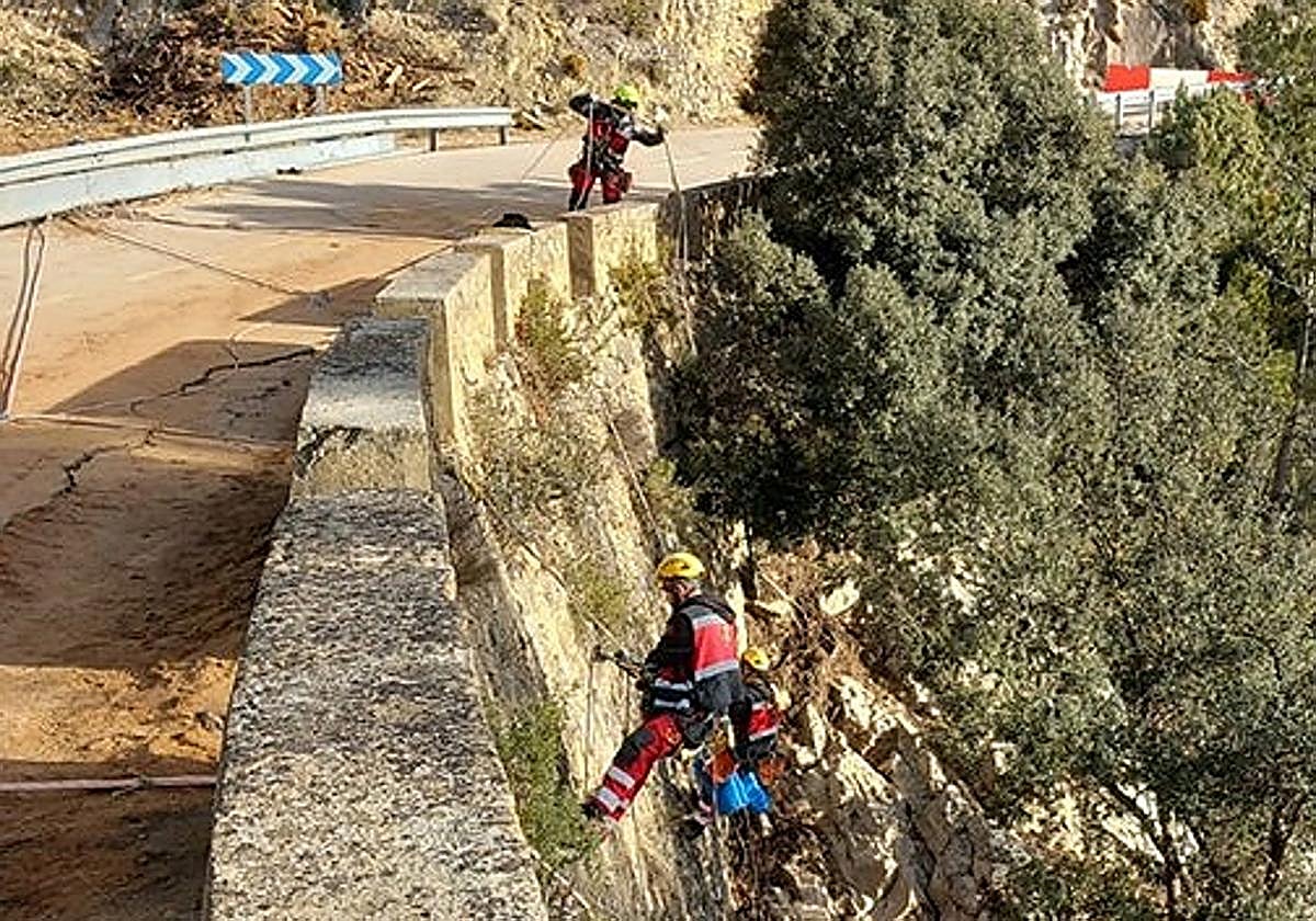 Operarios reparando la vía en Requena.